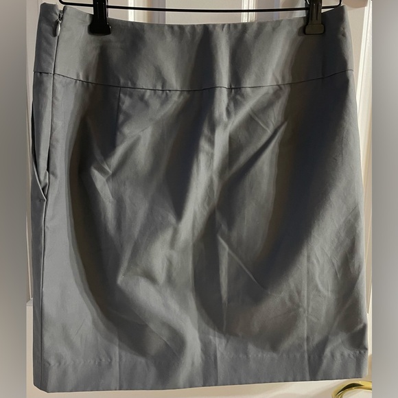 Ann Taylor Gray Skirt with Pockets in Size 4 - Picture 2 of 3